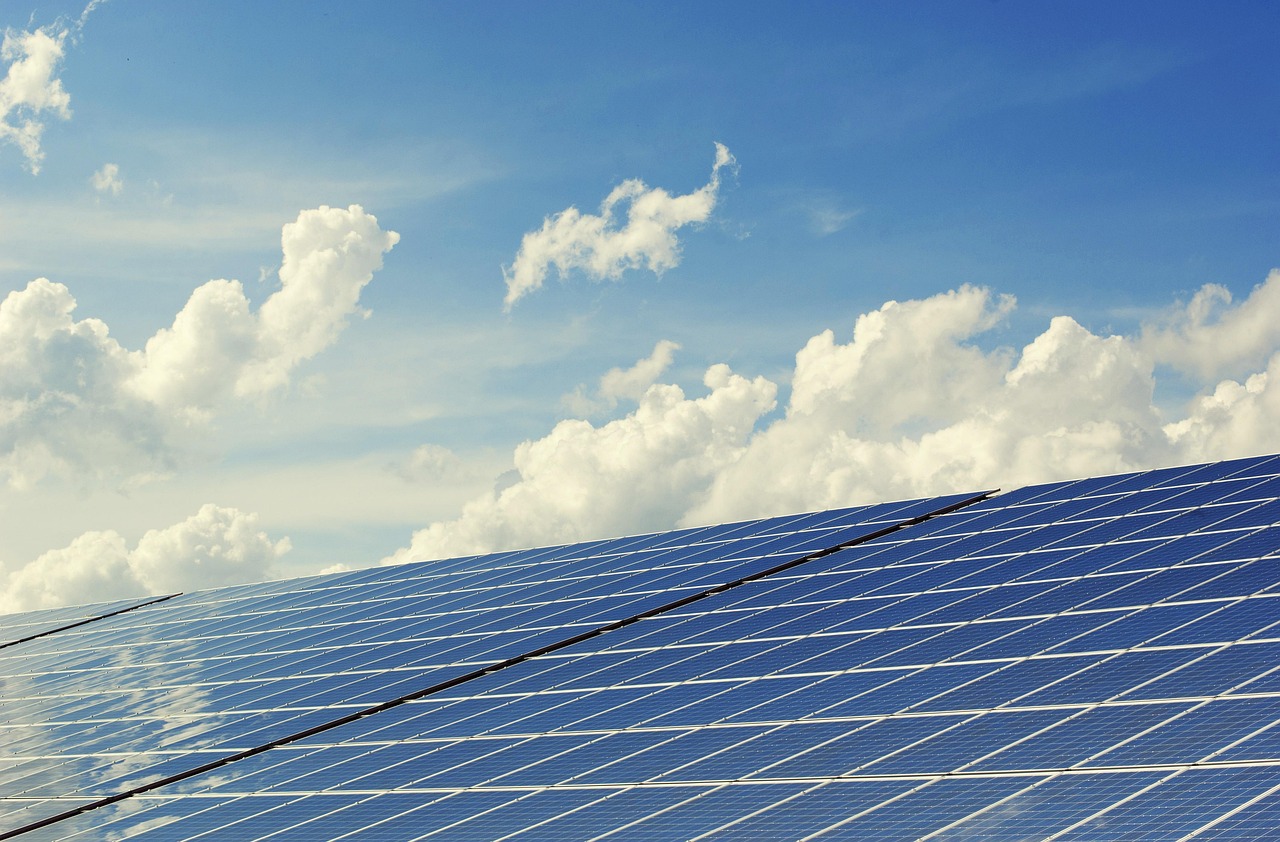 Commercial building with rooftop solar panels installed for business energy savings UK