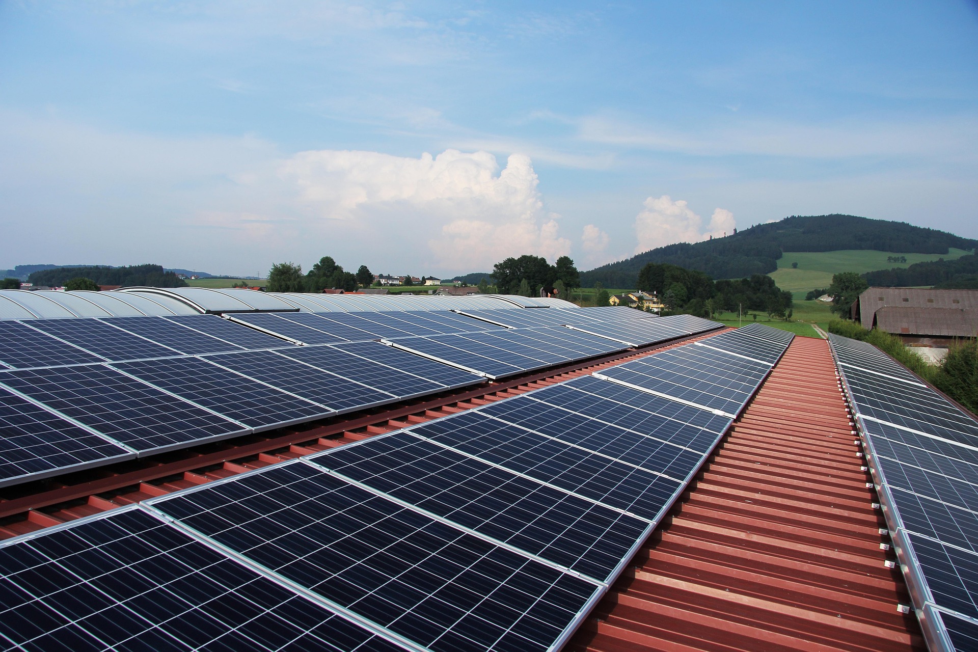 UK business building with solar panels illustrating renewable business energy in 2026